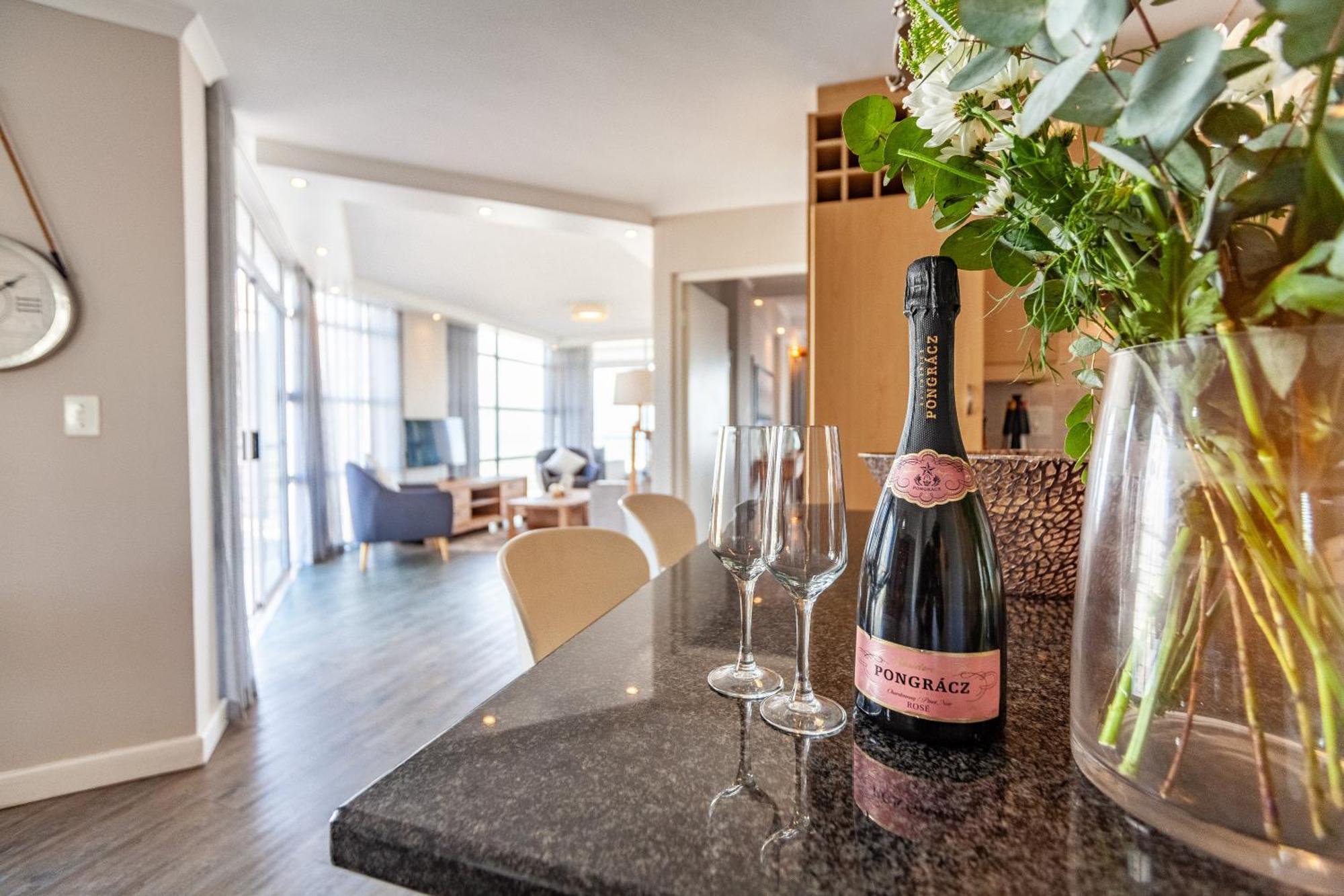 Luxury Ocean View Beachfront 2 Bed Apartment -206 The Waves, Blouberg, Cape Town Bloubergstrand Kültér fotó